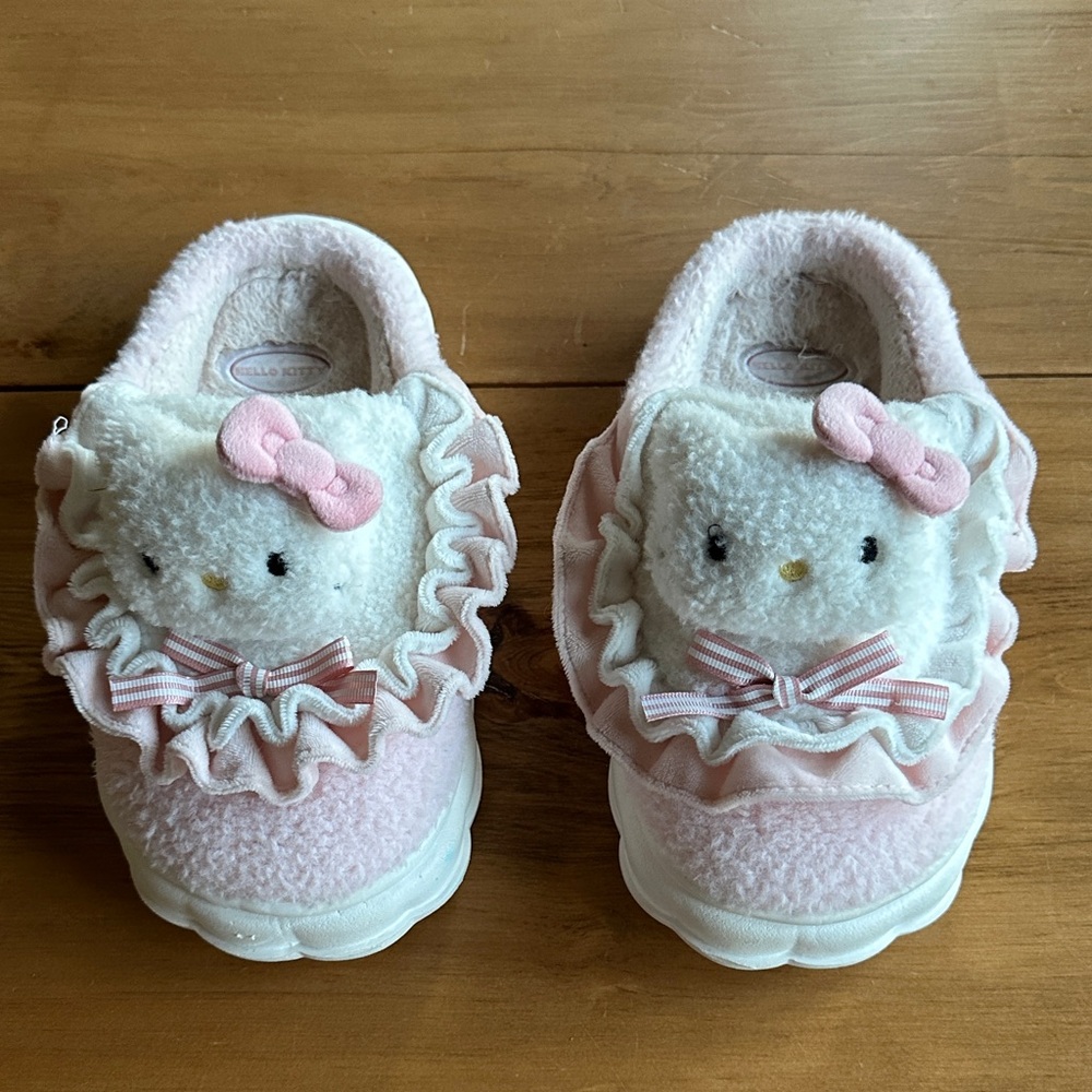 🌿 HELLO KITTY Cute Pink and White Hello Kitty Slippers.